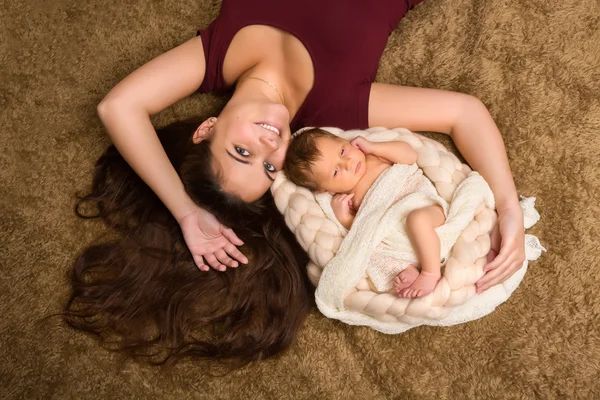 Mère heureuse avec bébé nouveau-né — Photo