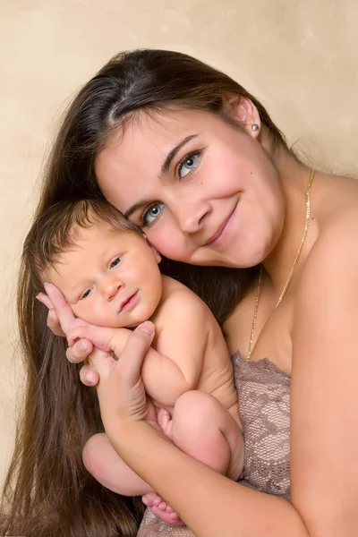 Mãe amorosa com bebê recém-nascido — Fotografia de Stock