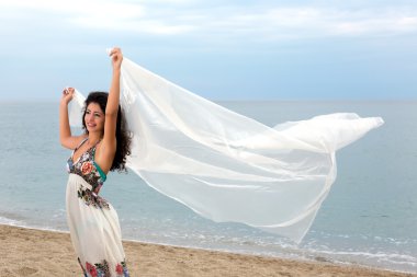 Kumsalda beyaz kaşkollu uçan