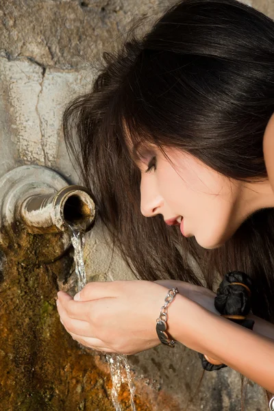 Goed drinken uit een water — Stockfoto