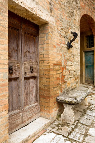 Vecchia porta in toscana — Foto Stock