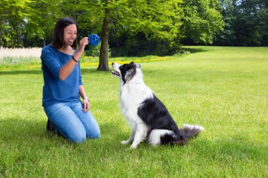 köpeğiyle oynuyor