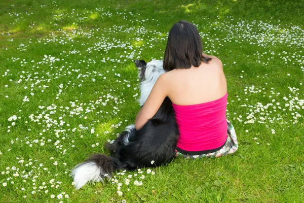 Perro y mujer en el parque — Foto de Stock