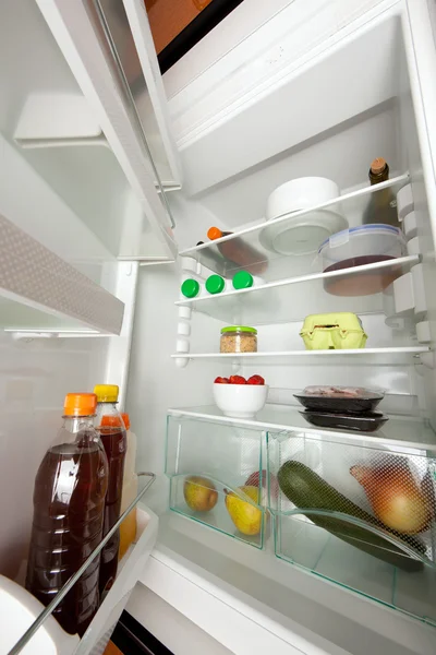Открытый холодильник — стоковое фото