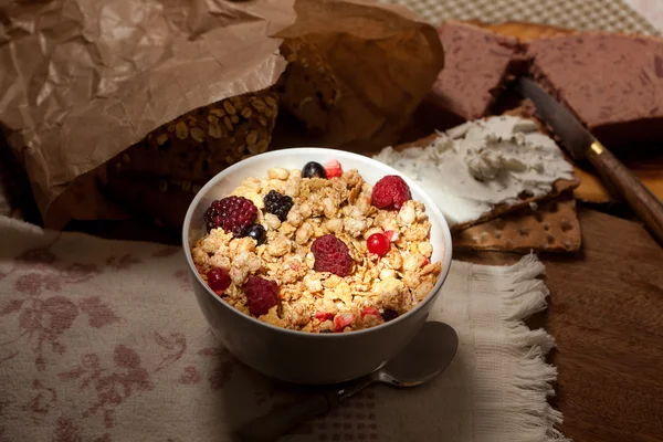 カリカリのシリアルの朝食に光 — ストック写真
