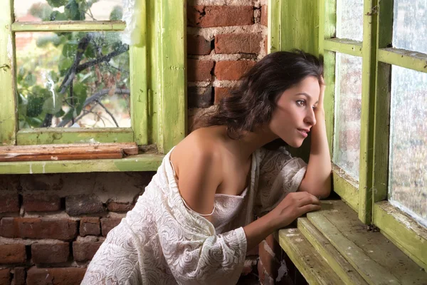 Soñando chica en ventana — Foto de Stock