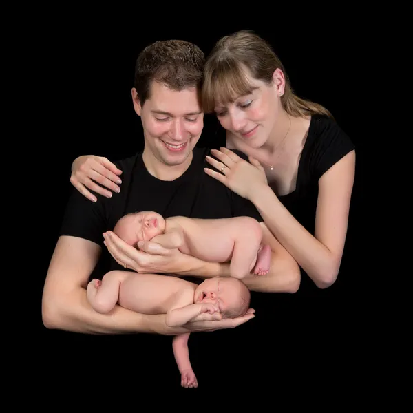 Mladá rodina s novorozená dvojčata — Stock fotografie