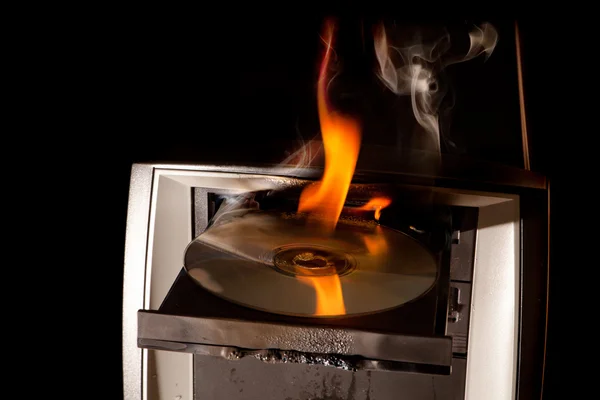 Computador e cd em chamas — Fotografia de Stock