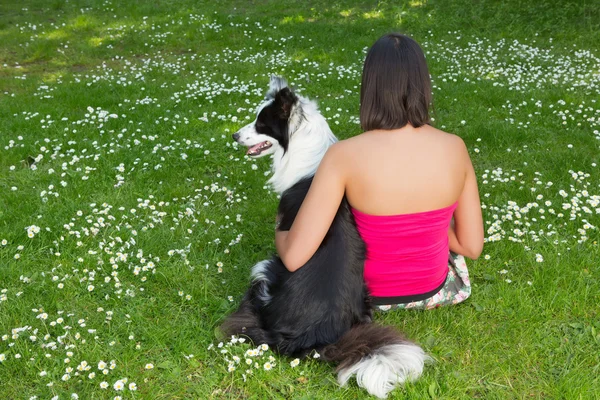 Relaxing with her dog — Stock Photo, Image