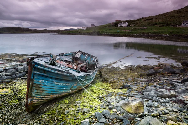 Verlaten boot op isle of lewis — Stockfoto