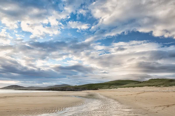 Lindas nuvens na praia de Harris — Fotografia de Stock