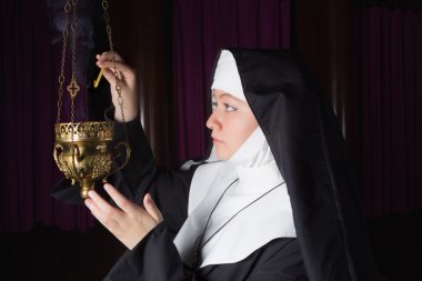 tütsü yanıyor Rahibe