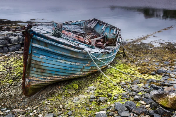 Rusty boat on Scottish beach — Stock Photo, Image