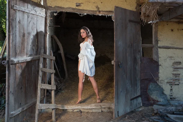 Jeune fille dans une vieille grange — Photo