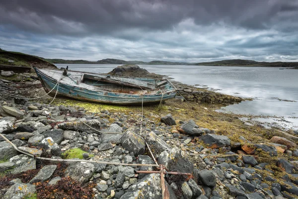 Schottischer Strand und altes Boot — Stockfoto