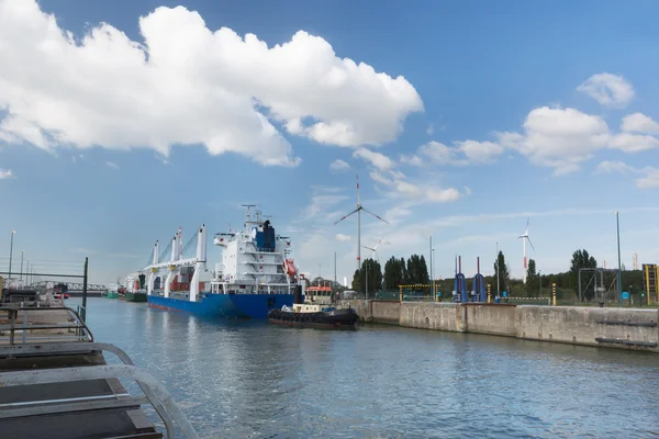 Statek w zandvliet blokada — Zdjęcie stockowe