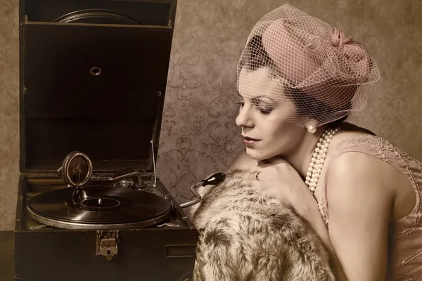 Vintage γυναίκα και παλιά μουσική — Φωτογραφία Αρχείου