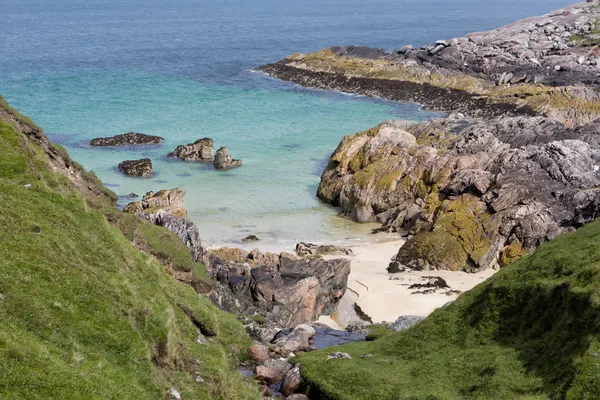 Baie de sable sur une plage rocheuse — Photo