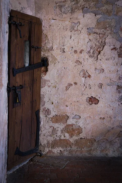 Жуткая Старая Дверь Камеры Фламандском Средневековом Замке Бельгии — стоковое фото