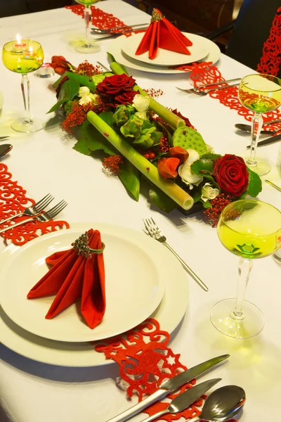 Flower arrangement on Christmas table — Stock Photo, Image