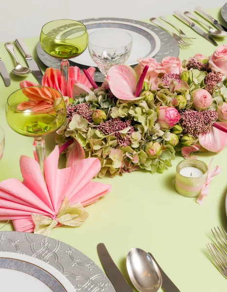 Świąteczny stół w pastelowych kolorach — Zdjęcie stockowe