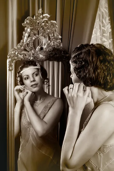 Jaren 1920 dame in spiegel — Stockfoto