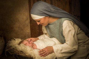 Bebek İsa gibi kundaklanmış 9 günlük bir bebeğin gerçek anne ve babasıyla Noel doğumu sahnesi