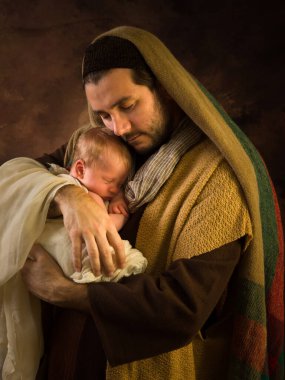 Bebek İsa gibi kundaklanmış 9 günlük bir bebeğin gerçek anne ve babasıyla Noel doğumu sahnesi