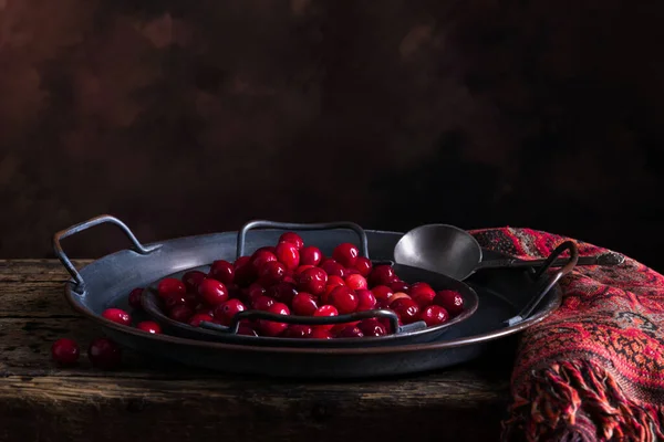 Natureza Morta Com Placas Rústicas Cheias Cranberries Frescos Uma Mesa — Fotografia de Stock