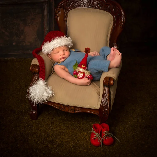 Bebê Recém Nascido Adormecido Chapéu Natal Santa Deitado Uma Poltrona — Fotografia de Stock