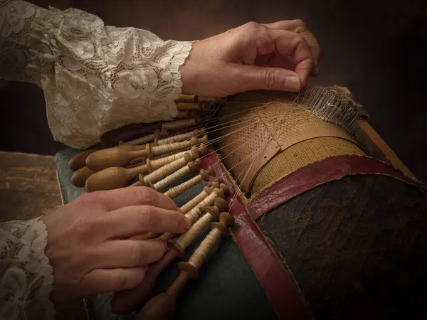 Mani Una Donna Che Lavora Antico Pizzo Fiammingo Facendo Cuscino — Foto Stock