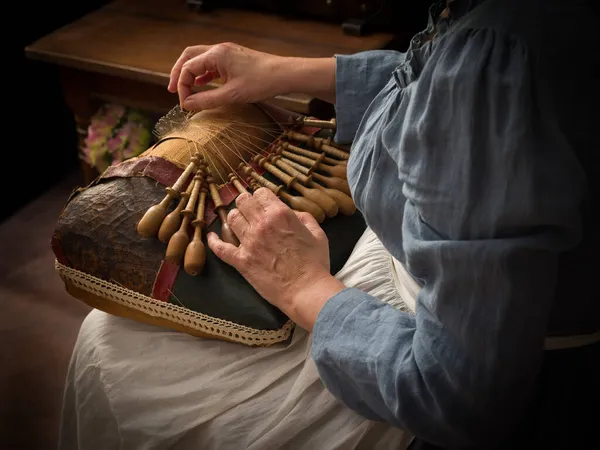 Vrouw Gekleed Middeleeuws Boerenkostuum Werkend Met Een Echt Antiek Kanten — Stockfoto