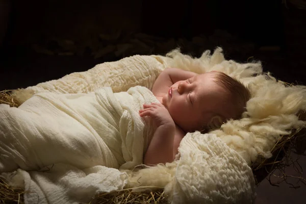 Żyć Szopka Bożego Narodzenia Sceny Prawdziwymi Rodzicami Dniowego Nowonarodzonego Chłopca — Zdjęcie stockowe