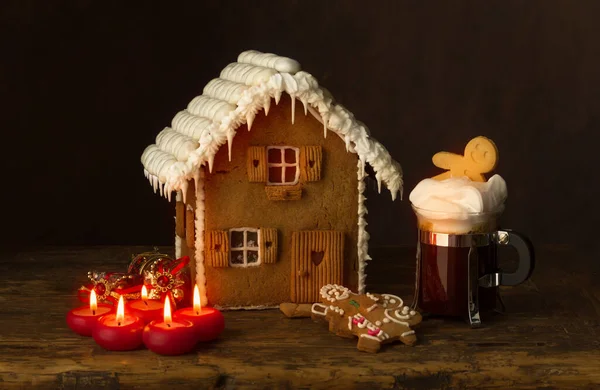 姜饼房子在质朴的木头在黑暗的背景 — 图库照片