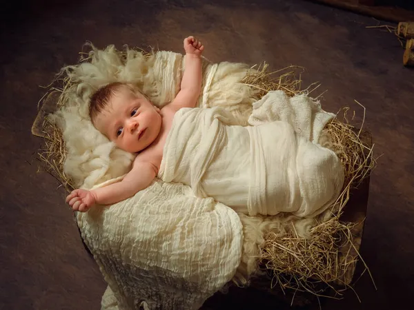 Zbliżenie Dniowego Chłopca Bawiącego Się Jezusa Świątecznym Żłobie — Zdjęcie stockowe