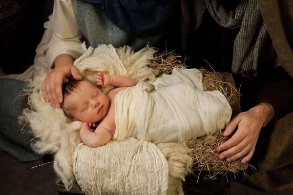 Les Mains Des Parents Occupent Leur Bébé Garçon Jours Dans — Photo