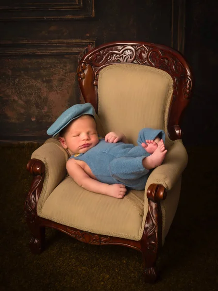 Newborn Baby Days Old Sleeping Antique French Armchair — Stock Photo, Image