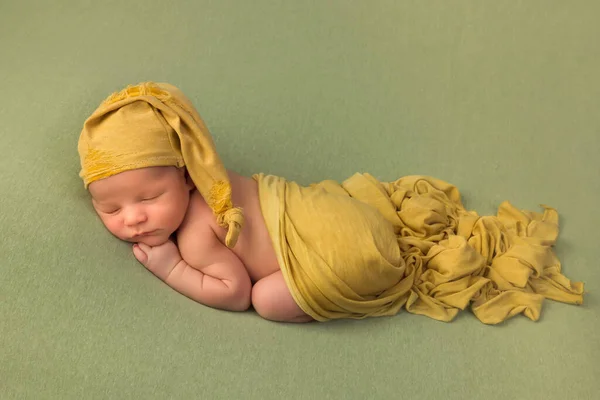 Dagen Oud Pasgeboren Baby Slapen Een Zachte Groene Deken — Stockfoto