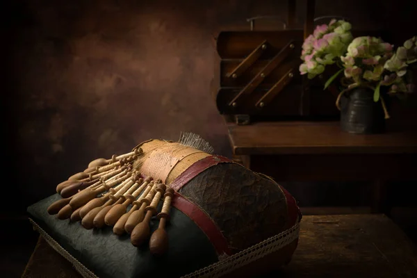 古老的佛兰德花边做枕头用非常古老的木制箱子 — 图库照片