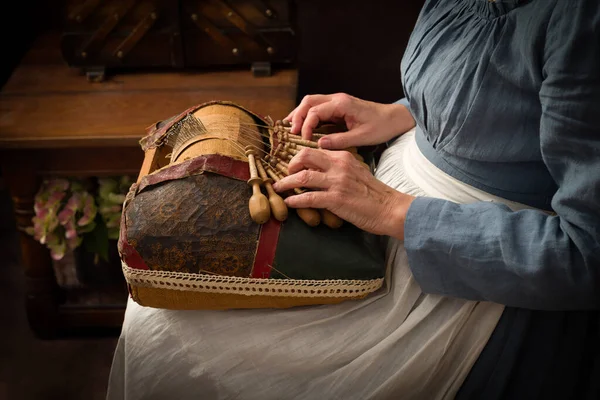 Mulher Vestida Com Traje Camponês Medieval Trabalhando Com Verdadeiro Laço — Fotografia de Stock