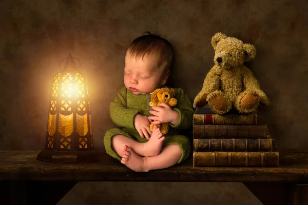 燃える提灯とテディベアの横にわずか11日間の眠りの愛らしい小さな新生児の男の子 — ストック写真