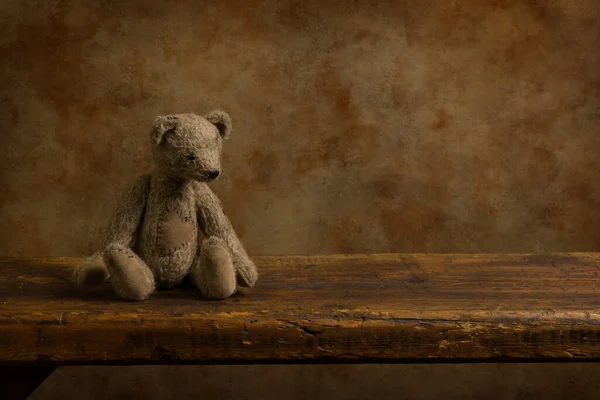 Graubrauner Kleiner Teddybär Auf Einem Rustikalen Alten Holzregal Das Eignet — Stockfoto