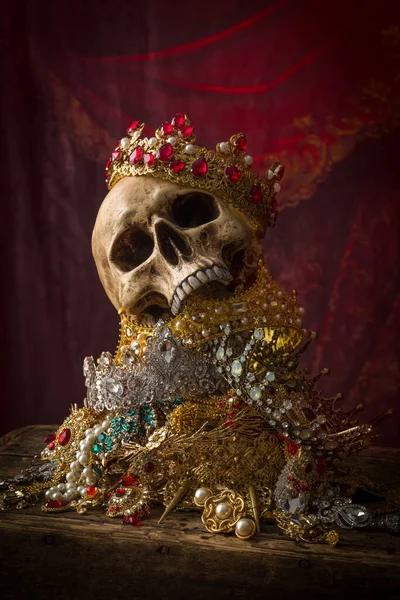 Romantyczny Obraz Skrzyni Skarbami Wypełnionej Biżuterią Drogocennymi Klejnotami Złotymi Koronami — Zdjęcie stockowe