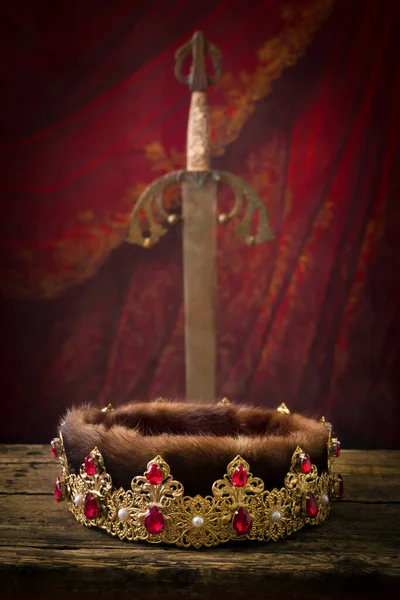 金王冠和黄铜征服者之剑这是中世纪骑士使用的西班牙19世纪托莱多剑 — 图库照片