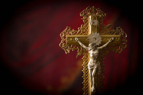 Crucifixo Antigo Madeira Filigran Ouro Frente Uma Cortina Veludo Vermelho — Fotografia de Stock