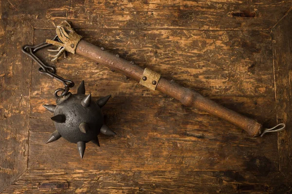 中世纪战争时期平民使用的生锈的旧战斧 — 图库照片