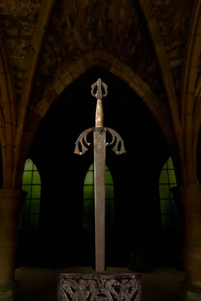 Αντίκα Μεσαιωνικό Σπαθί Ιππότη Στέκεται Ένα Ρομαντικό Φόντο — Φωτογραφία Αρχείου