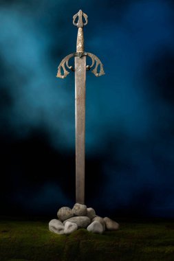 Antik ortaçağ şövalyelerinin kılıcı romantik bir zemin üzerinde duruyor.