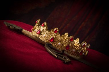 Altın kralın tacı ve pirinç fatih kılıcı. Bu, ortaçağ şövalyelerinin kullandığı bir İspanyol Toledo kılıcı..