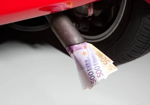 危機と高価な燃料は 車の排気管内のユーロで象徴 — ストック写真